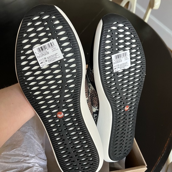 NWT Unstructured by Clarks Women’s Un Rio Strap Suede Shoes Black Snake 8.5 - Picture 13 of 15